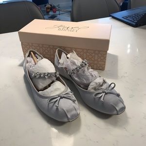 NWB Badgley Mischka Twrrie silver ballet flats